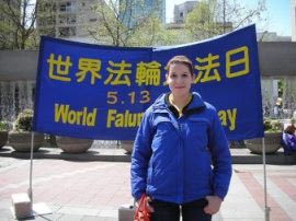 '西人法轮功学员戴安娜•贝内德蒂(Diana Benedetti)说修炼大法使她很快乐'