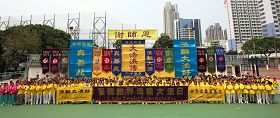 二零一二年五月六日,数百名在香港的中外法轮功学员庆祝法轮大法洪传二十周年,同时恭贺师尊华诞。