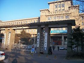 '《转法轮》所说的吉林大学正门,背后是吉林大学理化楼。'