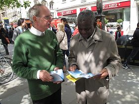 弗兰克看到法轮功第二套功法后决定要学炼法轮功,他接过法轮功真相传单后迫不及待地阅读起来