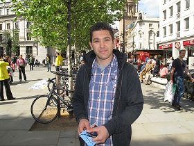 菲尔(Phil)要把法轮功学员的炼功场面录像和照片放到自己的社交网站上与更多人分享