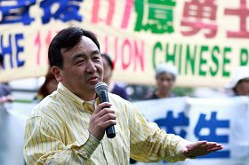 新唐人电视《今日点击》节目主持人石涛说:“在中共解体前能先退出它,才能对得起自己。真相大白时,一切都晚了。