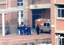 '局部放大:被劳教所人员、警察、货车'