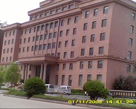 '辽源市国保大队在右侧楼的三楼。楼外没有挂国保大队的名,名字是辽源市公安局交通巡逻警察支队'