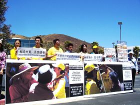 旧金山法轮功学员抗议《星岛日报》严重歪曲报道事件,误导民众。