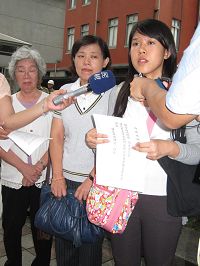 '为营救遭中共绑架的台湾法轮功学员钟鼎邦,六月二十七日下午钟鼎邦家属等人向总统府陈情。'