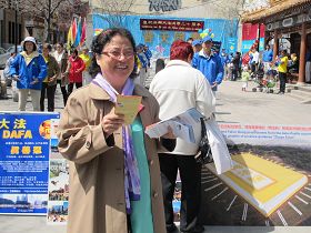二零一二年五月五日,蒙特利尔法轮功学员庆祝法轮大法弘传于世二十周年,金女士在派发法轮功真相资料。