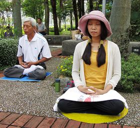 林丽菁(右一)每个假日到士林官邸和同修们一起炼功弘法
