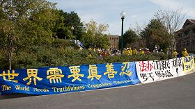 七二零之际,法轮功学员来到美国华府中使馆前,抗议迫害。