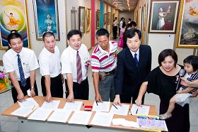 国际彰美狮子会前会长吴芊葳(右起)、台中监狱副典狱长辛孟南、彰化县陶艺协会会长陈良柏及彰化县福尔摩沙志工联盟协会理事长陈冠鸿等人一起按手印,希望政府积极营救遭中共无理拘留的台湾法轮功学员钟鼎邦。