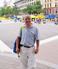 李先生说,法轮功学员们是在为别人付出,不求回报