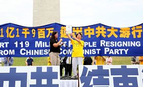 华府退党服务中心义工陶丽莎(左)在美国首都华盛顿“解体中共