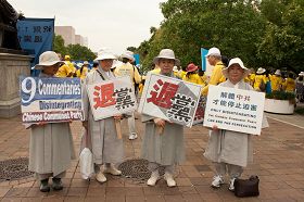 '这几位来自韩国的尼姑是法轮功修炼者,她们也参加了游行。'