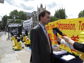 '英国国会议员汤姆·布瑞克(Tom Brake MP)在集会现场接受记者采访'