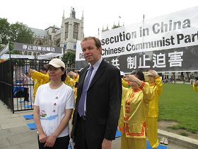 '英国国会议员大卫·伯罗斯(David Burrowes MP)与他的法轮功学员选民在集会现场再次相遇'