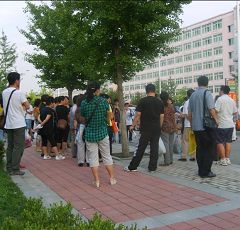 家属多次要人,学校领导都躲起来不见