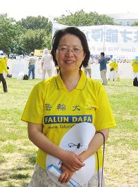 '葛敏在国会山“停止迫害法轮功,声援九评退党”集会上'