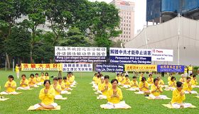 新加坡法轮功学员在芳林公园集会,抗议中共迫害