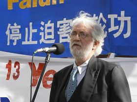 '人权活动家温尼卡姆(Bob Vinnicombe):“法轮大法精神运动万岁!自由万岁!”'