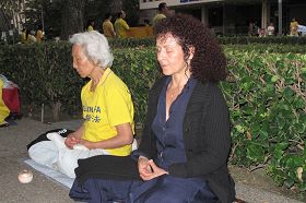 洛杉矶法轮功学员和支持者在中领馆前举行了烛光悼念活动,呼吁制止迫害。