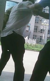 警察拽珊珊父亲(白上衣)