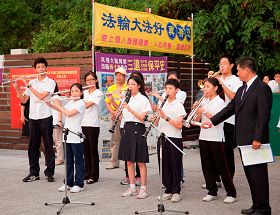 腰鼓队和小弟子分别表演“法轮大法好”等乐曲,吸引很多大陆民众驻足聆听观看