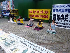 丹麦与瑞典部份学员在丹麦首都哥本哈根市中心举行反迫害,讲真相活动。