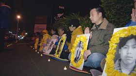 新西兰学员于奥克兰中领馆前烛光守夜,悼念中国大陆被迫害致死的学员。