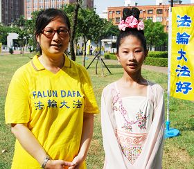 廖芃宣(右)和母亲王秀文(左)