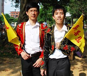 弗兰克(右)身穿西班牙服饰,参与“法轮大法洪传全世界”的队伍