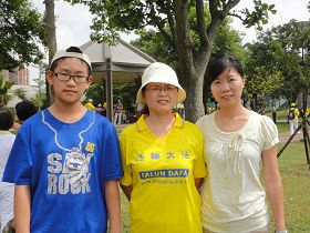 何秋莺(右)和妹妹陈雨萍(中)、雨萍的儿子合影
