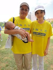 林岳奇(左),手上抱着三个月大的小儿子和妻子一起参加遊行