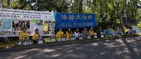 二零一二年七月二十日上午,芬兰法轮功学员在中共使馆门前静坐,抗议长达十三年来中共对法轮功学员的血腥迫害。