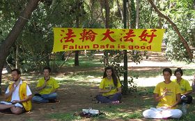 法轮功学员在雅典中使馆前呼吁善良的世人了解真相,共同制止迫害