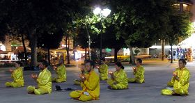 雅典市中心中央广场上,法轮功学员烛光悼念被中共迫害致死的同修