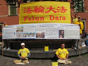 华沙古城法轮功学员向游客介绍法轮功,揭露中共的迫害罪行。