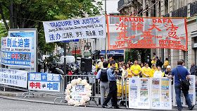 二零一二年七月二十日,法国法轮功学员在中共驻巴黎使馆前举行反迫害十三周年集会