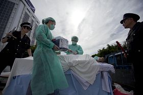 模拟演示,揭露中共活摘法轮功学员器官