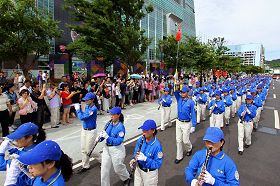 声势盛大的天国乐团行经著名景点101大楼前,吸引许多大陆游客围观。