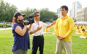 '当地媒体采访,请法轮功学员详细介绍功法'