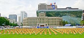 '韩国法轮功学员集体炼功,吸引行人驻足观看'