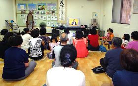 亲子学法炼功班,学员们正观看李洪志老师讲法录像带。