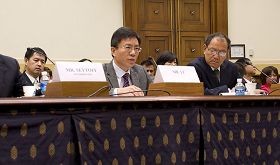法轮功学员李海(中)在美国国会听证会上揭露中共迫害