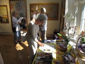 一组退休女士结伴而来看美展,都在法轮功反迫害征签表上签了名