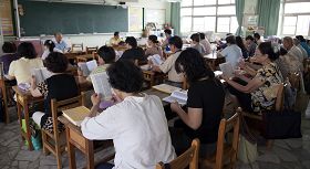 各小组在不同教室学法交流,比学比修,互勉精進