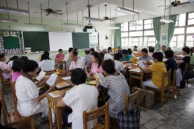 各小组在不同教室学法交流,比学比修,互勉精進