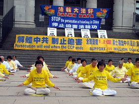 二零一二年七月二十一日,温哥华法轮功学员在市中心艺术馆前集体炼功,呼吁停止迫害,左一为陈女士。