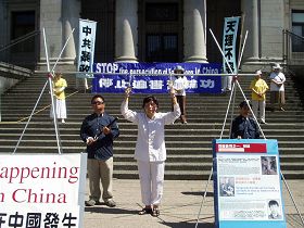 二零零八年七月二十二日,陈女士在温哥华市中心艺术馆前模拟法轮功学员在中共迫害中受到的酷刑