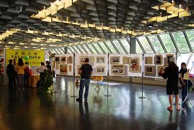 Terrafutura文化节上,游人参观法轮功真相图片展