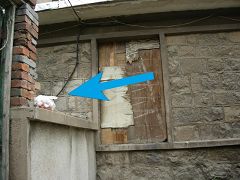 图示:王锋吉通过周围空房子偷窥陈爱国在屋子里的情况,因为夏季到了,陈实感不便,只好自己把这个窗户堵上了。